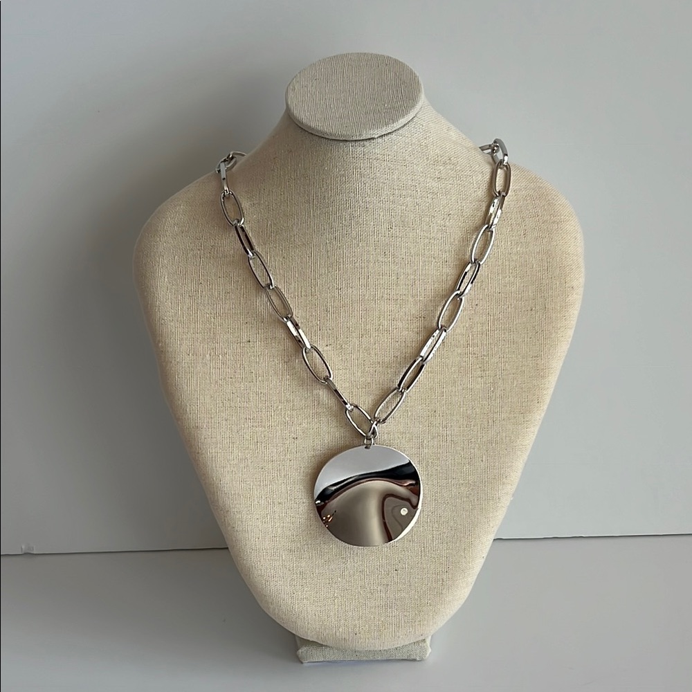 Curved Metal Pendant Collar - Timeless Elegance | ZENZII